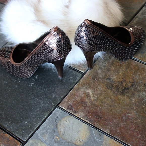 NWT - Unlisted by Kenneth Cole, Bronze Sequin Pump, size 6M - Picture 4 of 7